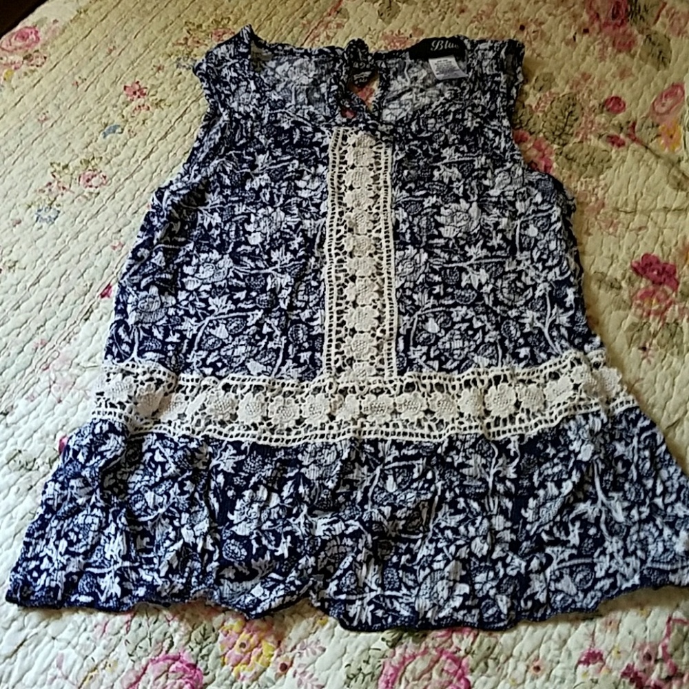 Crinkle blue by Blue  and lace M top